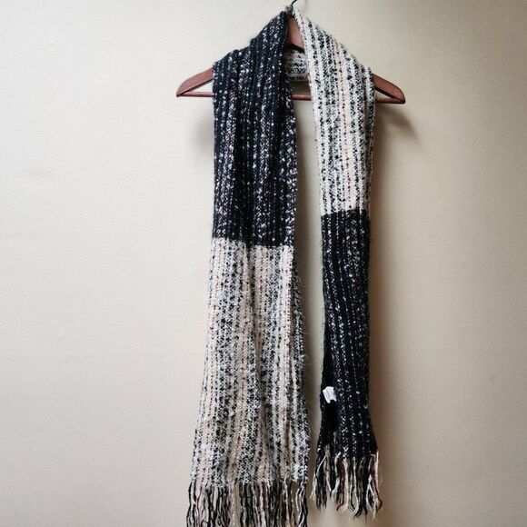 Cozy oversized long knit scarf / beige and black / Madison 88 - Picture 3 of 5